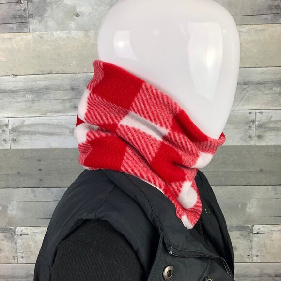 Red Buffalo Check Fleece Neck Warmer: Versatile Winter Gaiter - Picture 4 of 10